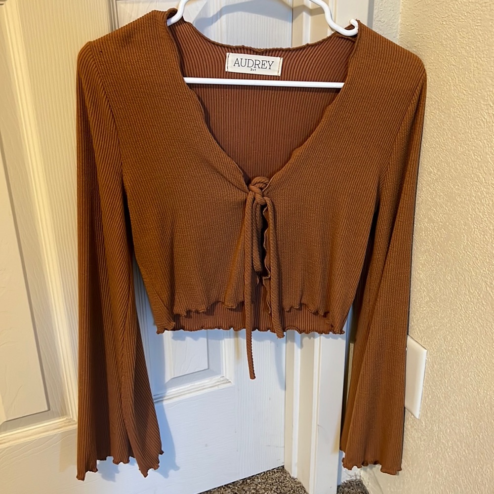 Long sleeve with tie-knot
